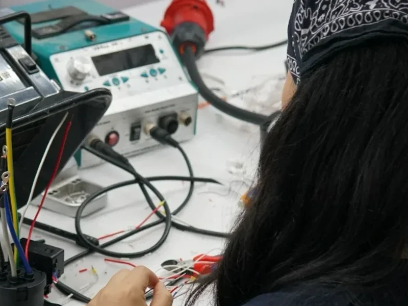 Soket devrelerinin ve kablo bağlantılarının lehim istasyonunda yerleşimi